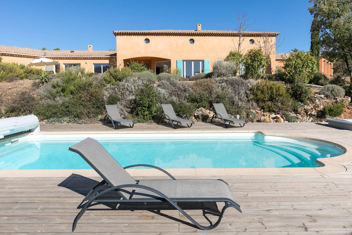 Piscine et façade de la villa