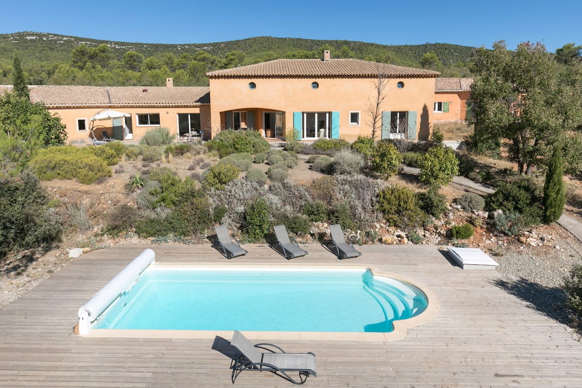 Piscine avec collines en arrière-plan