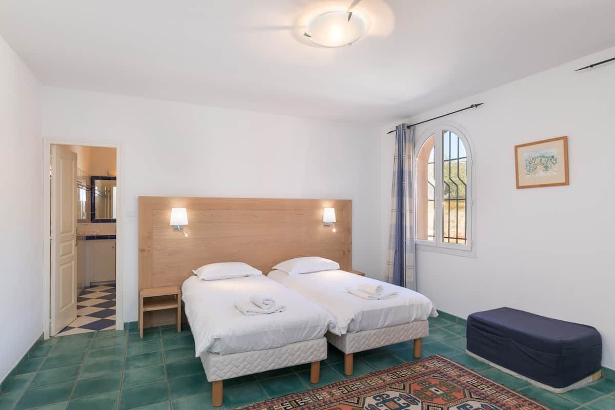 Chambre provençale au sol vert