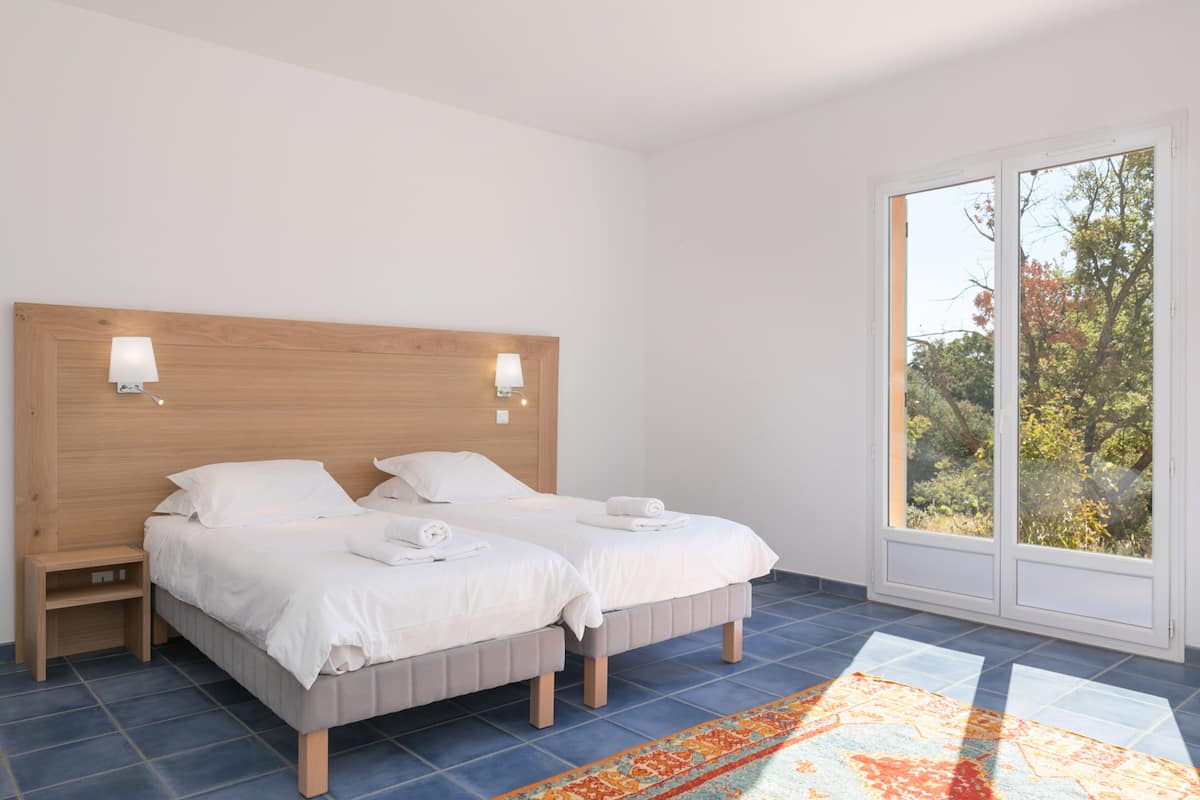 Chambre lumineuse au sol bleu