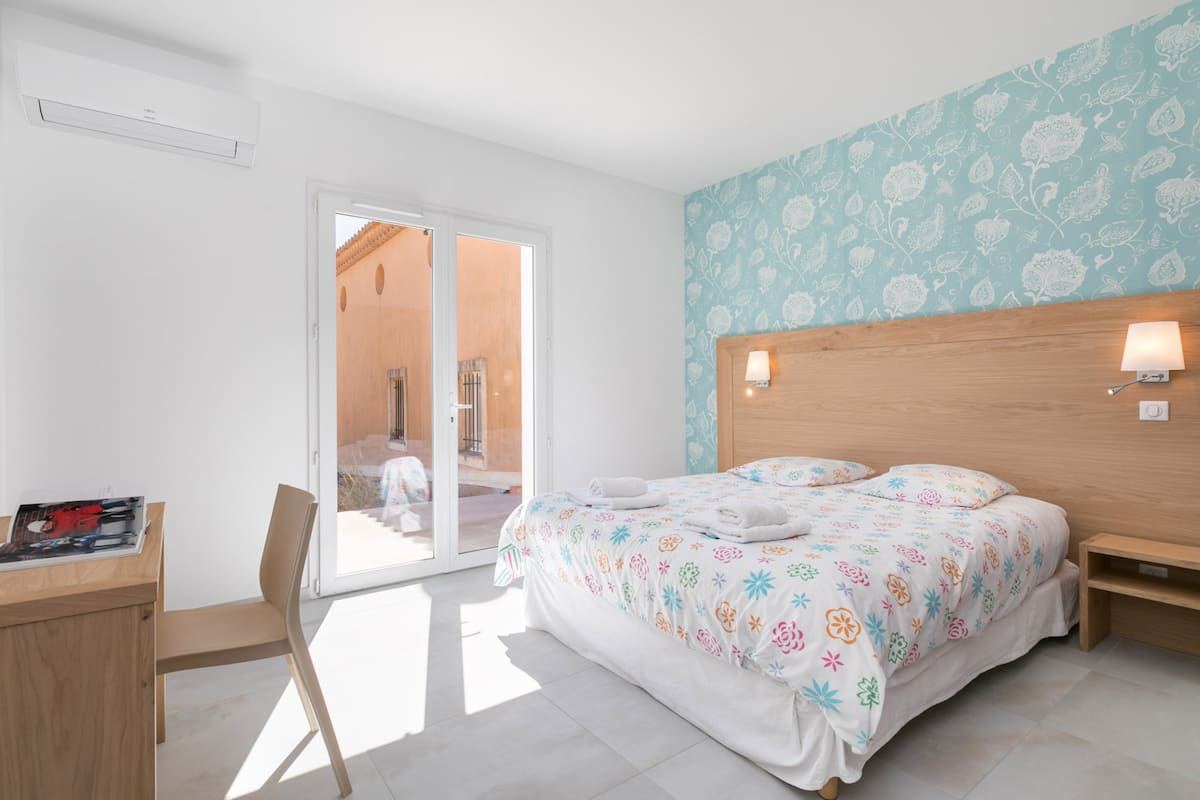 Chambre au papier peint fleuri bleu