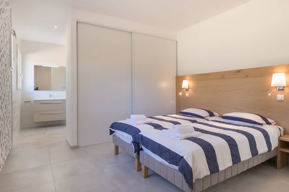 Chambre aux lits jumeaux rayés