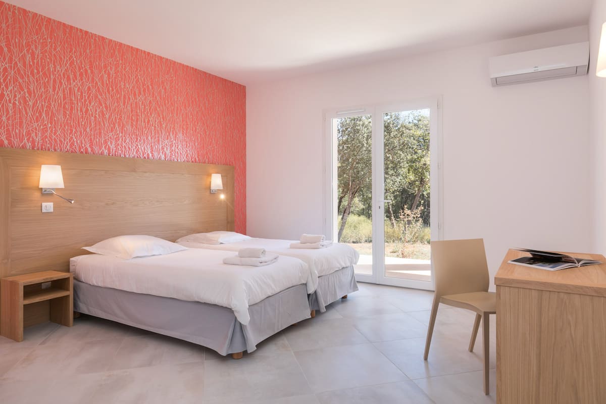 Chambre au papier peint corail