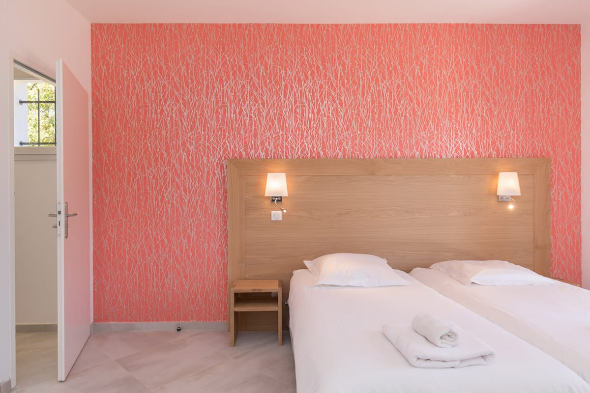 Détail tête de lit et salle de bain