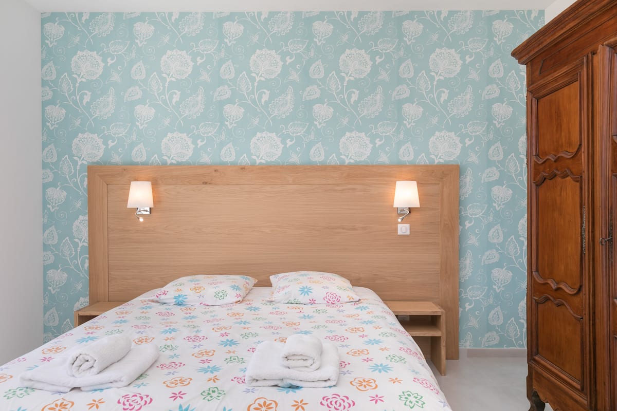 Détail papier peint fleuri et armoire