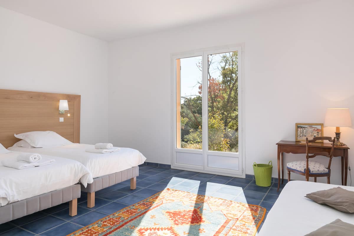 Chambre avec vue sur les arbres