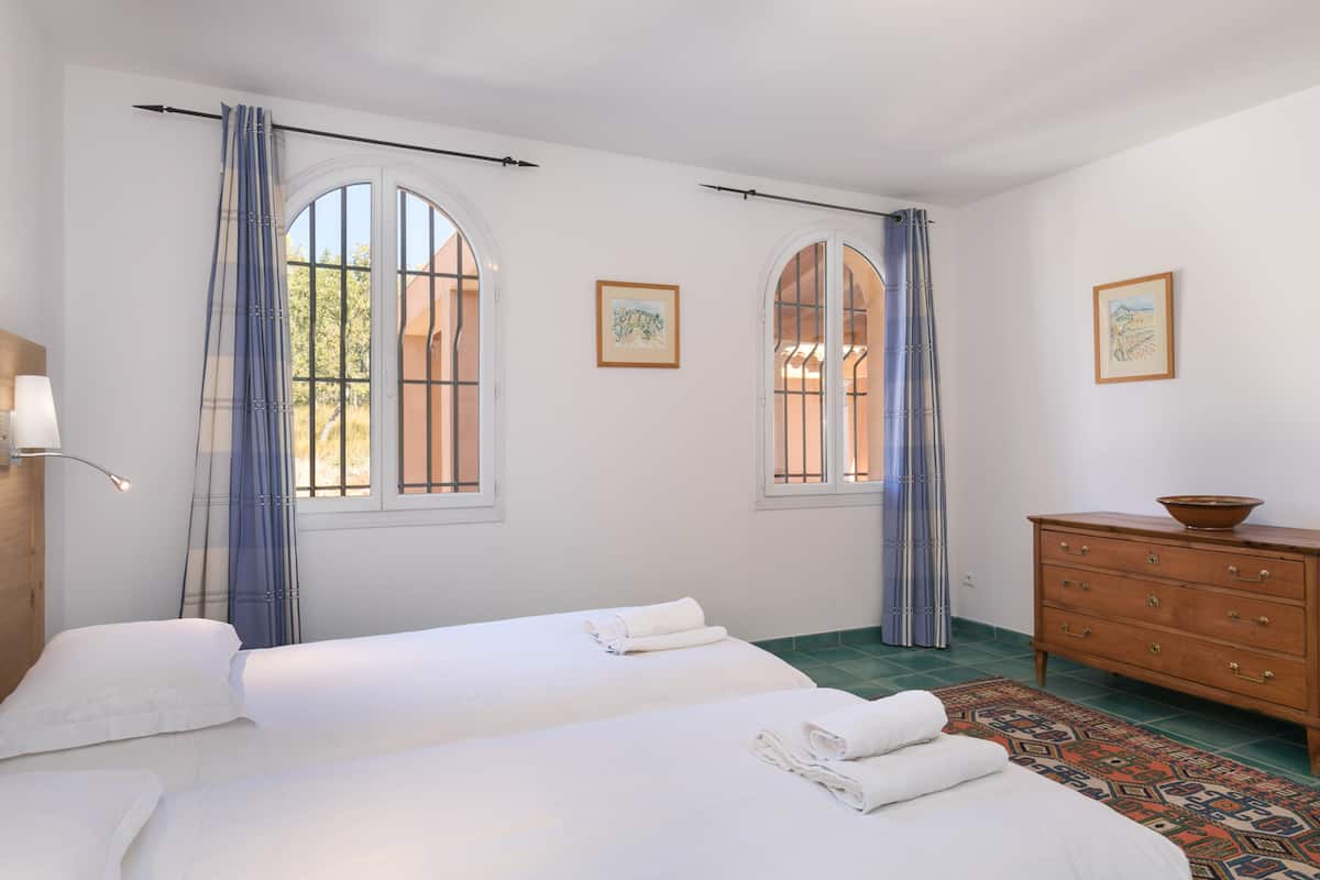 Chambre aux fenêtres en arche