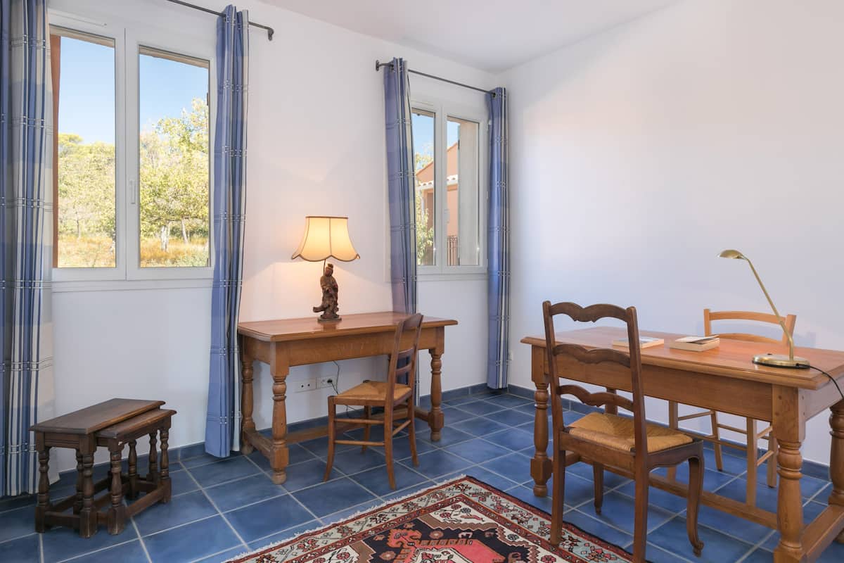 Cuisine avec cheminée et lustre