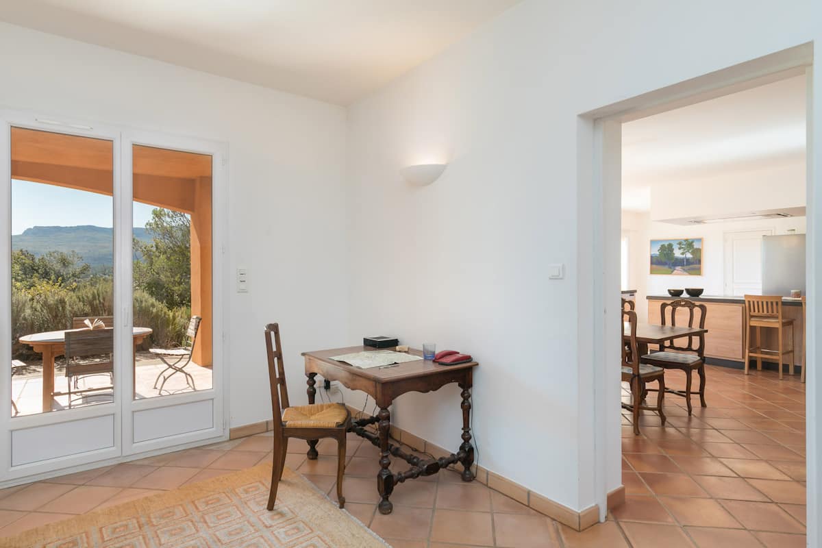 Vue depuis le salon vers la terrasse