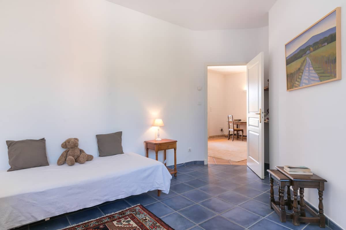 Chambre d'enfant avec peluche