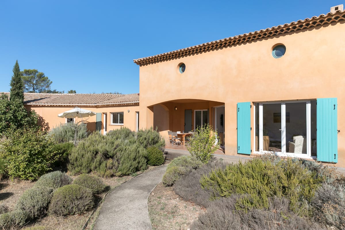 Façade aux volets turquoise