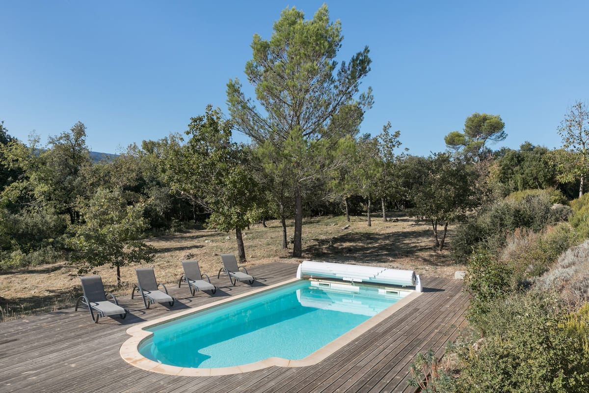 Piscine entourée de nature