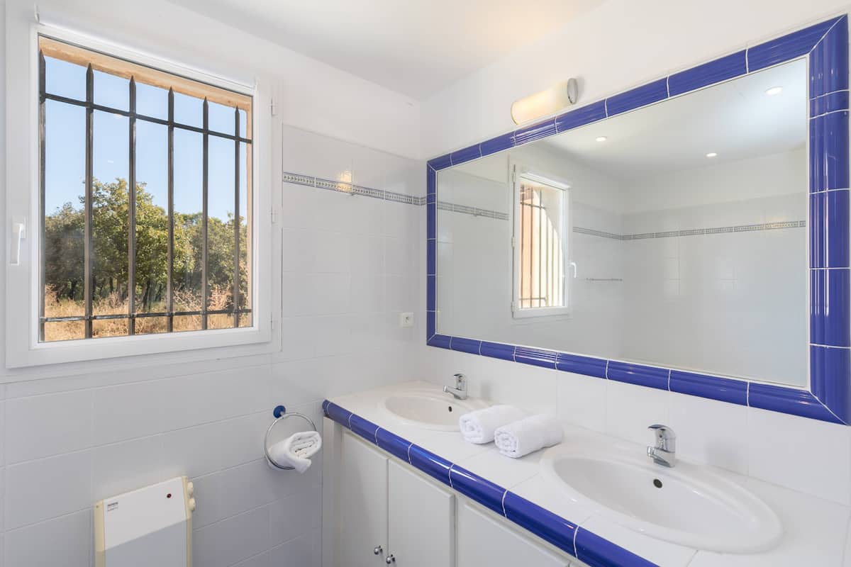 Salle de bain bleu cobalt