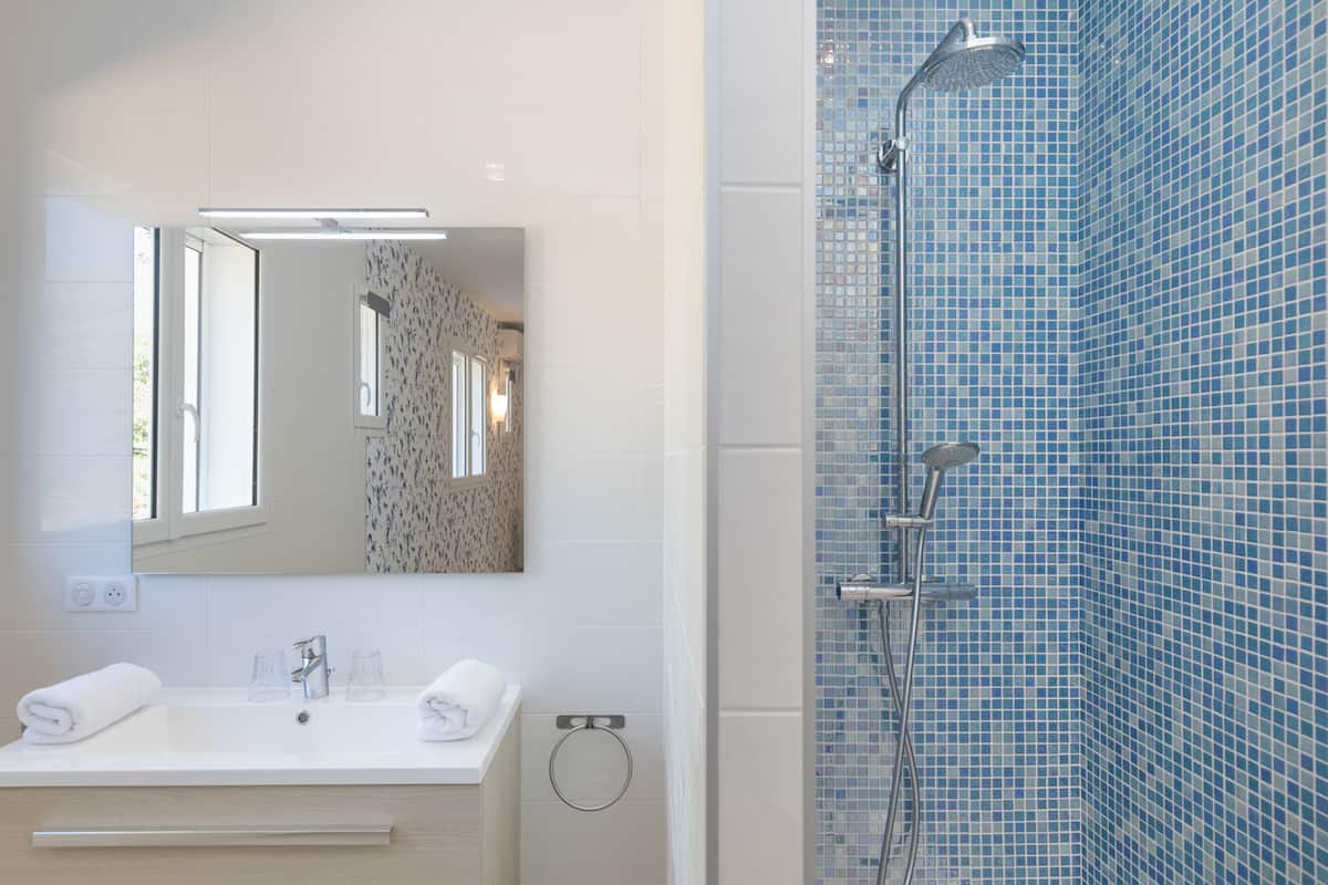 Salle de bain mosaïque bleue