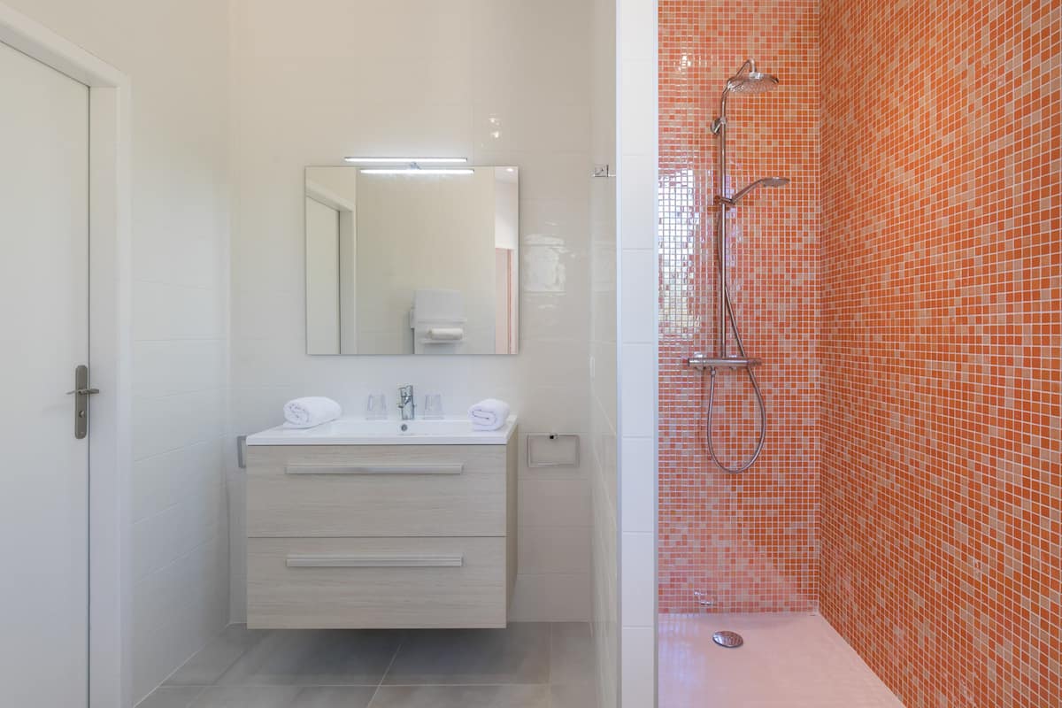 Salle de bain terracotta