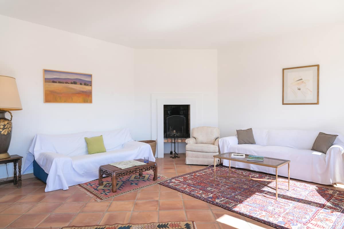 Salon avec cheminée et canapés