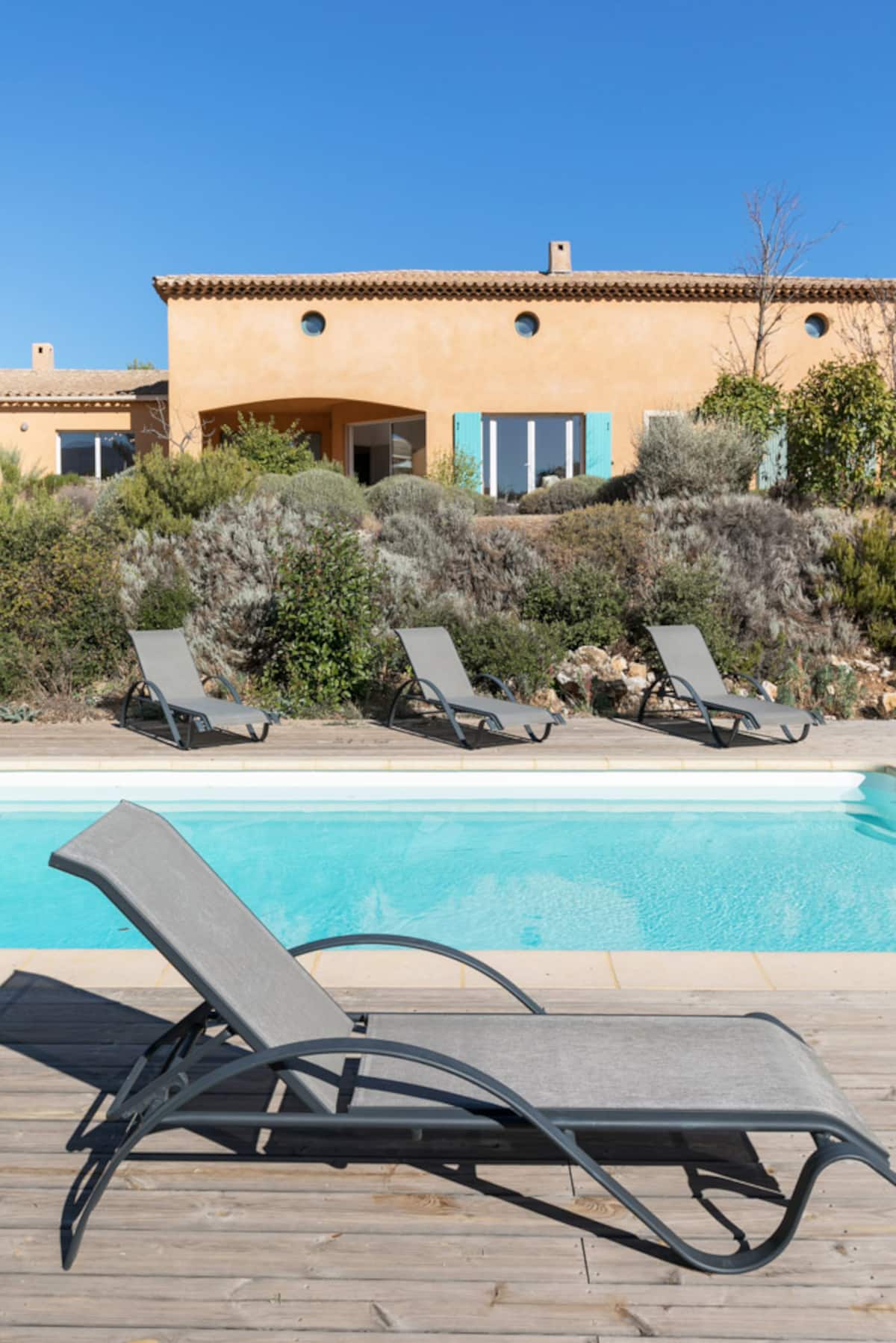 Villa et piscine vue portrait