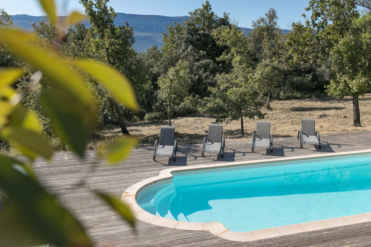 Piscine à travers le feuillage