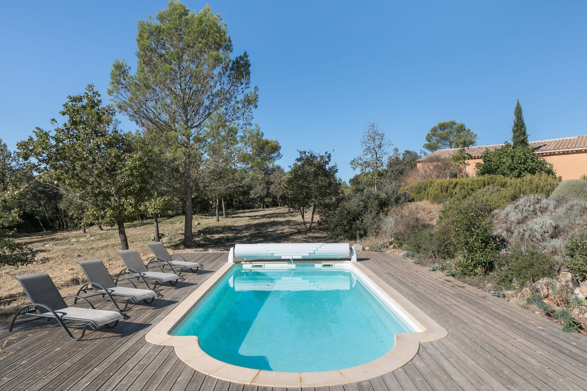 Terrasse avec livre et parasol