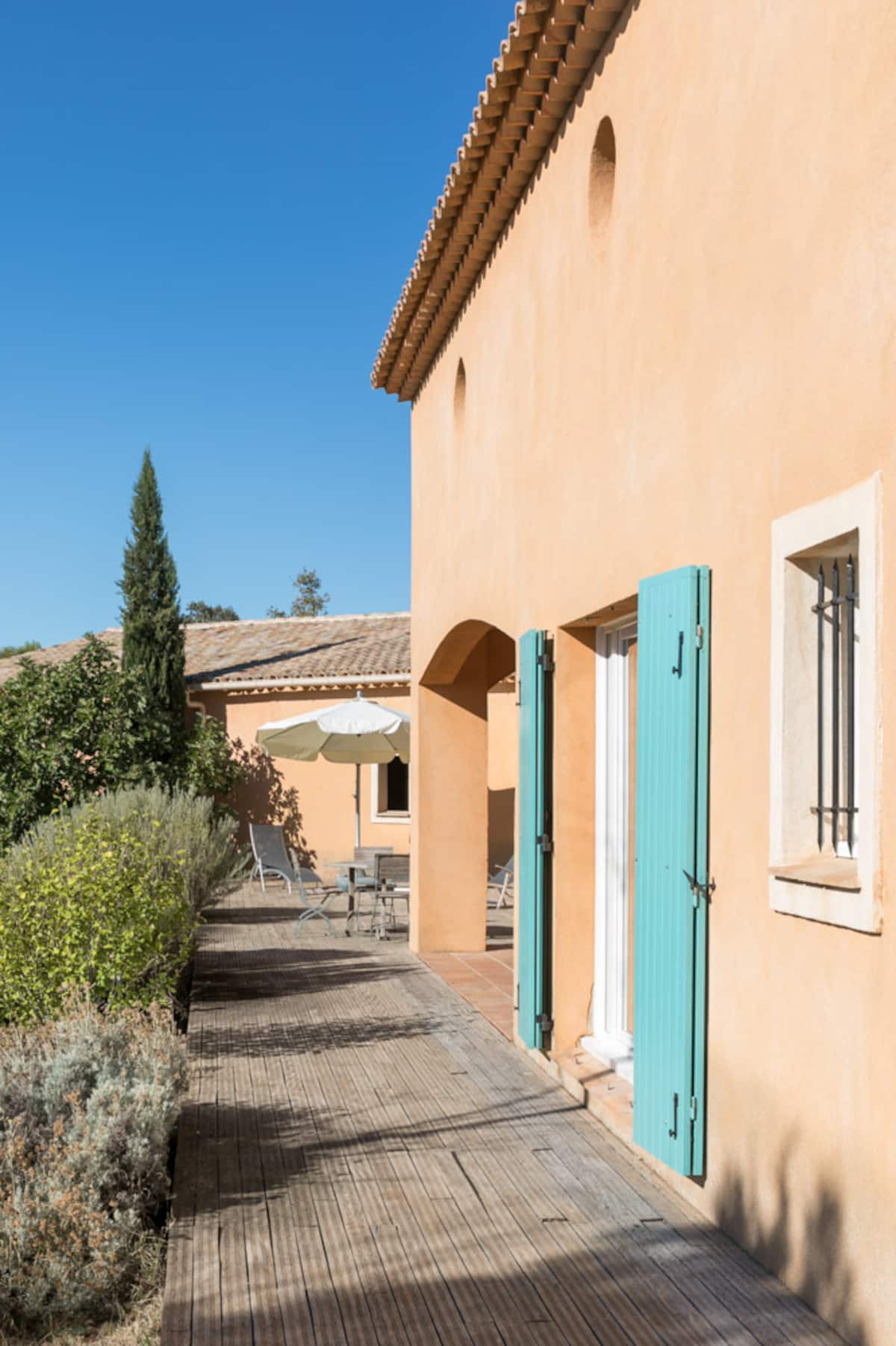 Façade et chemin de bois