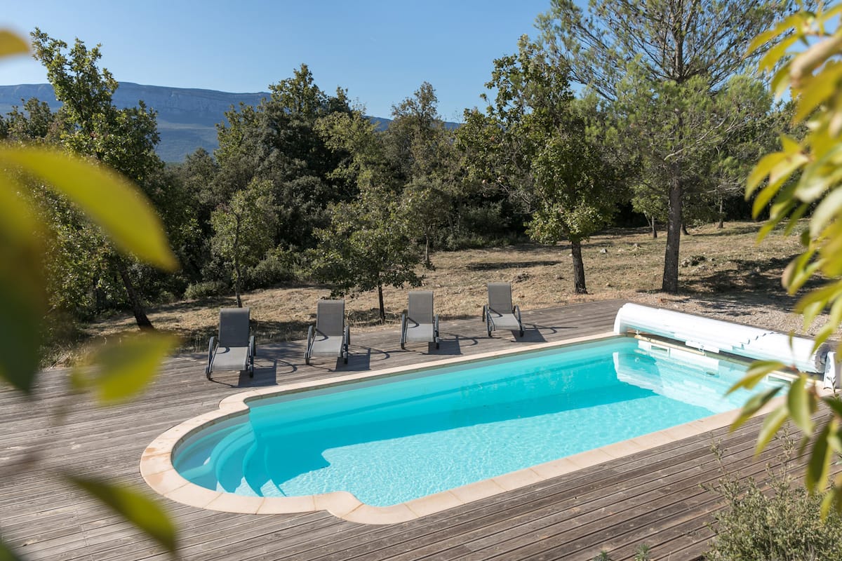 Piscine vue d'en haut à travers les chênes