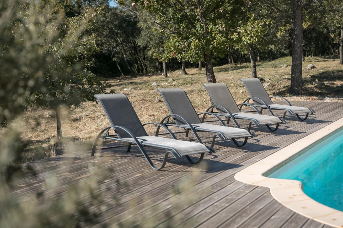 Transats au bord de la piscine